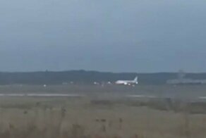 Пассажир экстренно севшего лайнера опубликовал видео приземления на недостроенную полосу