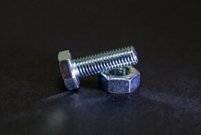 В Запорожье обиженная жена надела гайку на пенис мужа, отомстив ему за измену