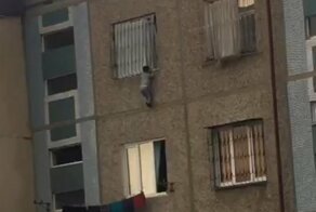 Жители Ташкента спасли выпавшего из окна пятого этажа ребенка