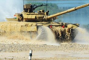Зрелищный трюк: Т-72 встал на дыбы перед трибуной с гостями