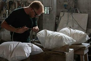 Реалистично выглядящие подушки, искусно высеченные из мрамора