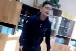 Восьмиклассник разбил голову учительнице за порванный наушник