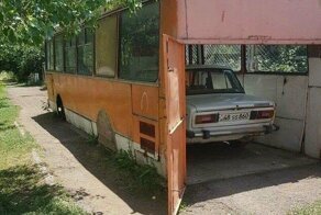 У настоящего мужика может не быть любовницы, но гараж обязательно должен быть