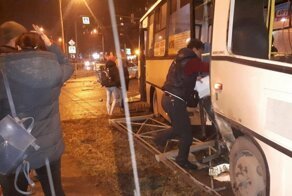 Авария дня. Люди выпали из маршрутки во время ДТП