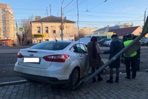 Два автомобиля столкнулись в Туле и чуть не сбили пешехода