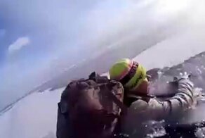 Туристы провалились под лёд на Байкале и 17 минут провели в воде