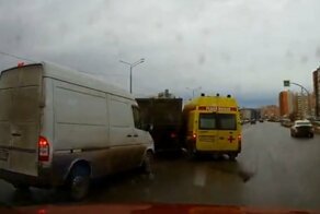Авария дня. В Челябинске водитель реанимобиля спешил на срочный вызов и устроил ДТП