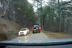 В Крыму лихой водитель на прокатном УАЗике опрокинулся на бок