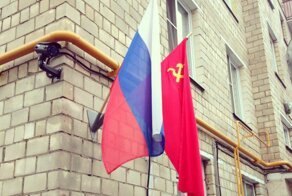 Депутат Госдумы предложил устанавливать на домах ветеранов флаги России за их счёт