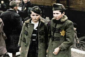 Альбом Аушвица в цвете: так еще страшнее