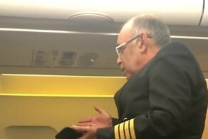 Азербайджанского пилота, покинувшего кабину ради общения, отстранили от полетов