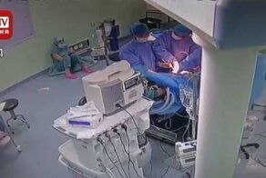 Медсестра упала в обморок во время операции