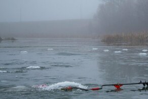 300 рыбаков уплыли в море на льдине