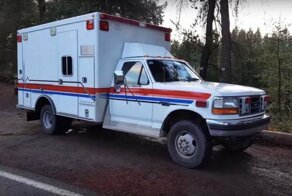 Старую полноприводную машину скорой помощи превратили в дом на колесах