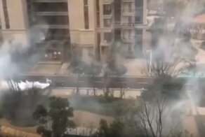 "Будто сцена из Чернобыля": в Сеть попало видео проведения дезинфекции улицы в Ухане