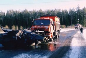 Авария дня. Пенсионер врезался в  КамАЗ и погиб в Ленобласти