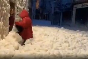 Во власти "Глории": Испанию захлестнули гигантские волны и окутала морская пена
