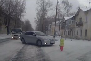 Не оставляйте детей одних на улице без присмотра!