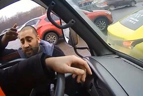 Колоритный персонаж решил проехать поперек МКАД, но попал в небольшое ДТП