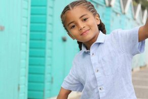 В британских школах отказываются учить парнишку с необычной прической