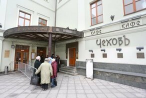 Во МХАТе за гардеробом нашли спрятанный китайский ресторан