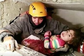 Спасатели ищут жертв землетрясения в Турции под завалами