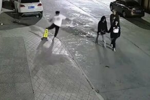 Ударивший конус подросток не ожидал, что тот будет залит бетоном