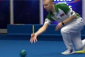 Очень точный бросок игрока в боулз