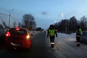 Невнимательный водитель догнал впереди идущий автомобиль