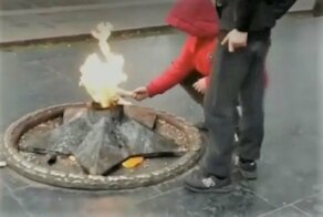 Подростки из Махачкалы пожарили шашлык на Вечном огне