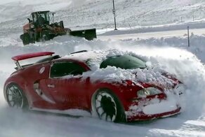 Суперкары Bugatti и Lamborghini порезвились в снегу