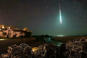 Невероятный момент: редкий метеор освещает ночное небо