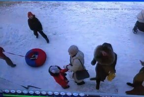 Маму с ребенком завалило упавшим с крыши снегом