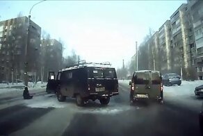 Авария дня. Водителя УАЗа вылетел из машины