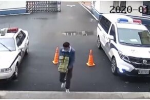 В Китае мужчина забежал в полицейский участок, чтобы оказать необычную услугу