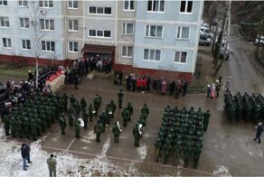 Видео: В Смоленской области десятки военных провели парад для одного ветерана
