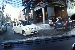 Злой и невнимательный водитель Мерседеса в солнцезащитных очках