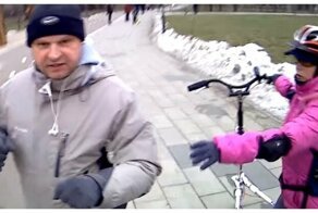 Конфликт самокатчиков и мужчины с коляской в московском парке