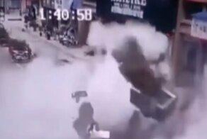Китайская семья взлетела на воздух, уронив петарду в канализацию