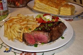 Торт, подозрительно похожий на  "Наполеон". Исполнено: в положении "лёжа"