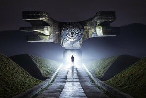 Фотограф изловил на Балканах монстров социализма