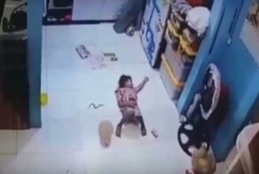 Змея забралась в шорты уснувшего на полу ребенка