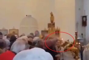 В храме РПЦ прихожан окропили струей из шланга