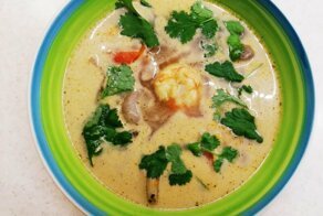 Том ям с кокосовым молоком и креветками. Том-ям-кунг-нам-кхон