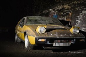 Десятки классических автомобилей в заброшенном железнодорожном туннеле