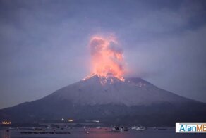 Извержение вулкана в Японии попало на видео