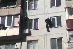 Спецназ эффектно пришел в гости к педофилу и застал его врасплох