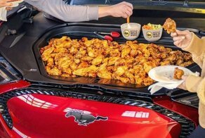 Ford Mustang Mach-E отлично подойдет для перекуса крылышками и креветками под открытым небом