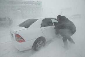 Унесенные ветром: пурга в Норильске сметает с улиц людей и транспорт