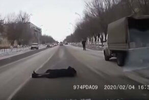 Артистка из погорелого театра на дороге в Казахстане